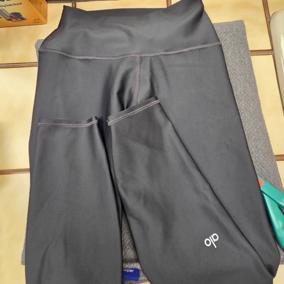 ALO Yoga Pants - ALO 7/8 High-Waist Airlift Legging, Size Small